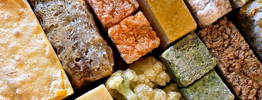 Blocos congelados de vários preparos, lado a lado
